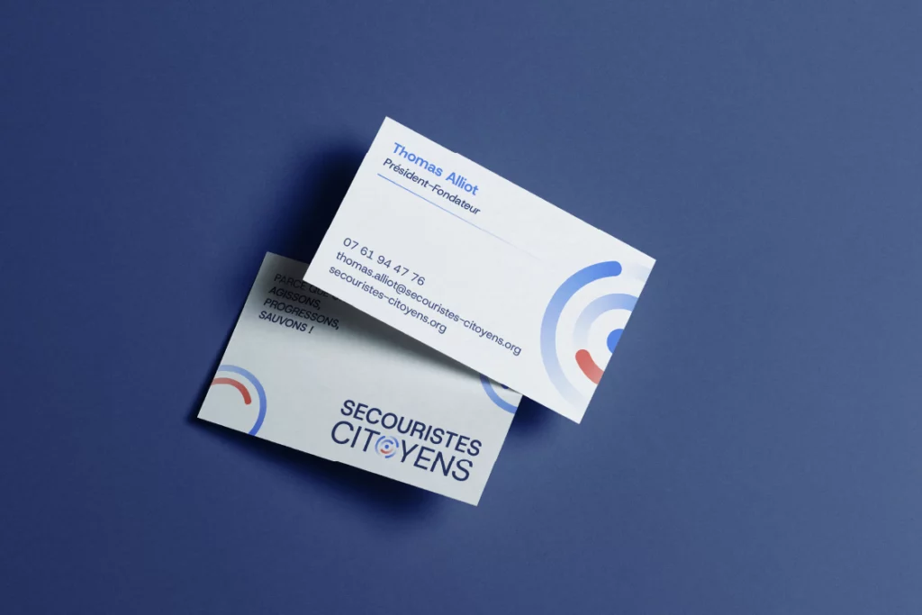 Deux cartes de visite de l’UNSC, avec le logo, le slogan et les informations de contact.